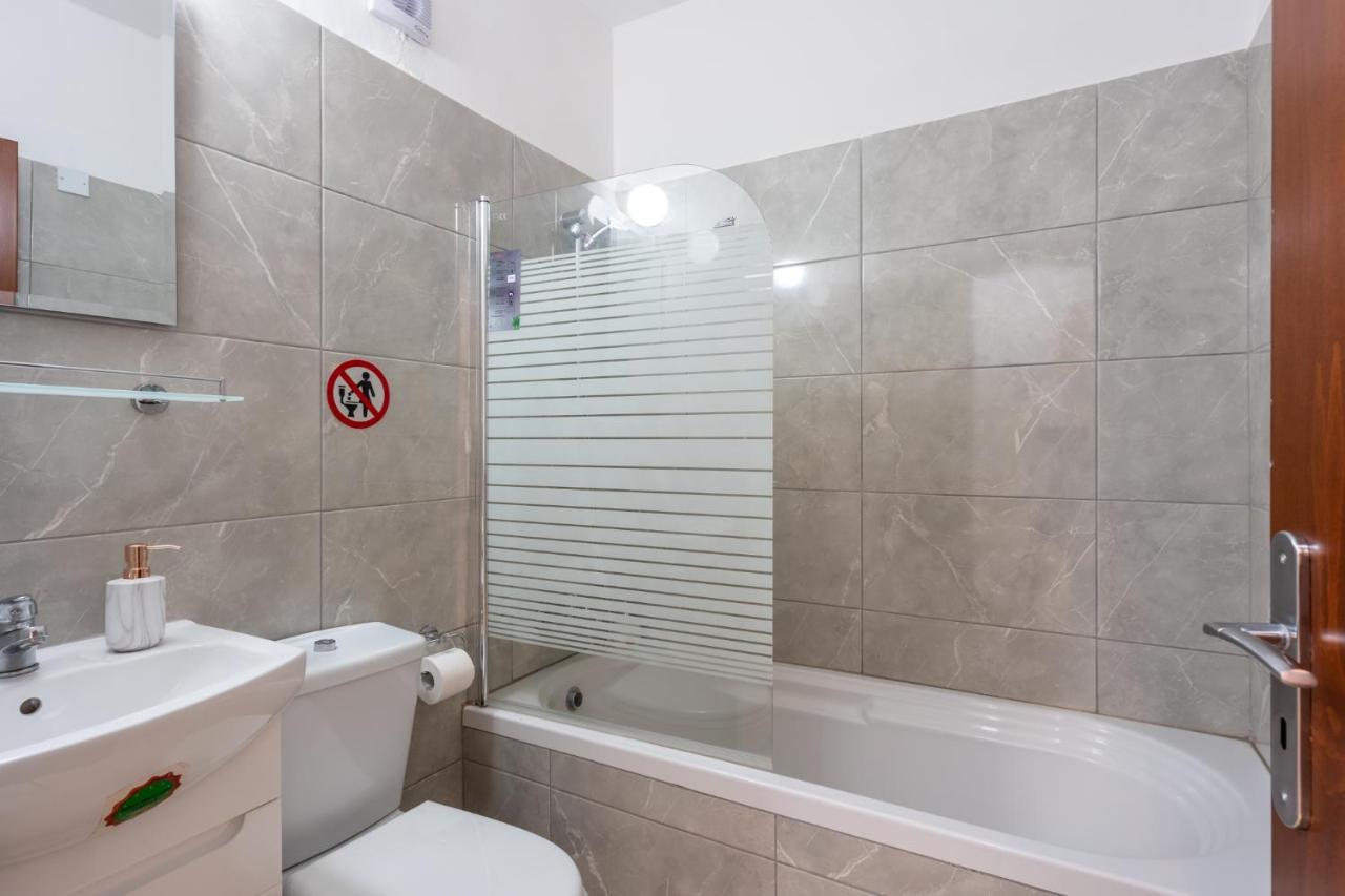 Mia 1-Bedroom Apartment In Ларнака Екстериор снимка